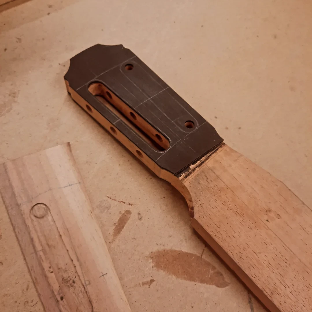 Luthier au travail dans son atelier