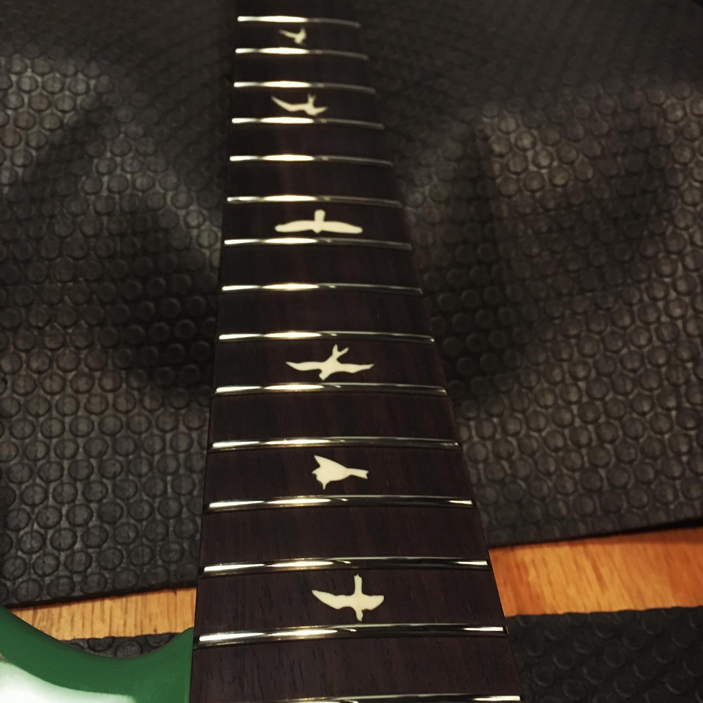 Luthier effectuant une réparation de guitare
